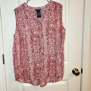 Chelsea & Theodore Women's Top Sz XL Sleeveless Burgundy Snake Print V Neck
